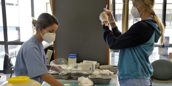 Enfermeras preparando dosis de vacunas