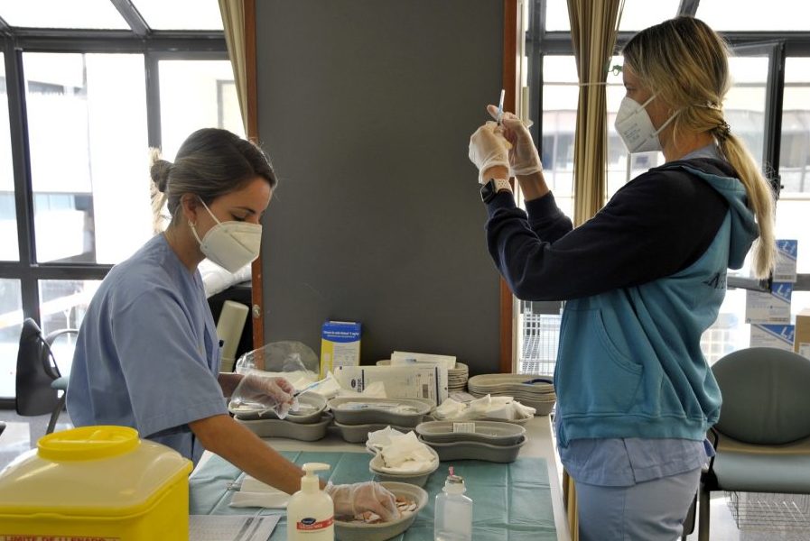 Enfermeras preparando dosis de vacunas | CONSEJERÍA DE SANIDAD DEL GOBIERNO DE CANARIAS Enfermeras preparando dosis de vacunas | CONSEJERÍA DE SANIDAD DEL GOBIERNO DE CANARIAS