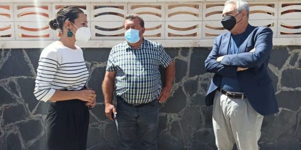 Jessica de León, consejera de Turismo, Matías Peña, alcalde de Antigua y Francisco Ufano, presidente de la asociación de empresario y comerciantes de Antigua reunidos ayer en Caleta de Fuste | CABILDO DE FUERTEVENTURA