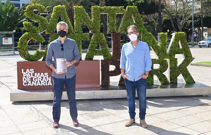 Jesús García (izq.) junto al director del festival, Luis Miranda, en la presentación del libro el pasado miércoles | AYUNTAMIENTO DE LAS PALMAS DE GRAN CANARIA