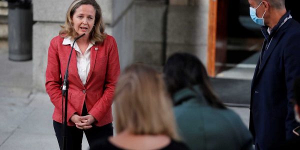 Nadia Calviño atiende a los medios a las puertas del Congreso de los Diputados el pasado miércoles | TVE