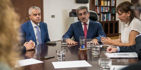 Fermín Delgado (izq.) junto al consejero Román Rodríguez | Foto: Gobierno de Canarias