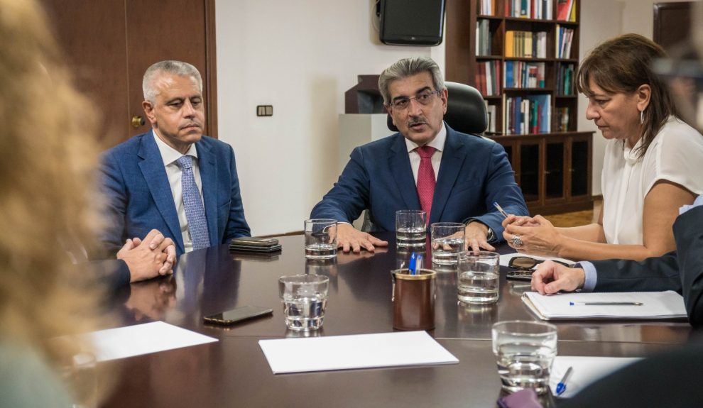 Fermín Delgado (izq.) junto al consejero Román Rodríguez | Foto: Gobierno de Canarias