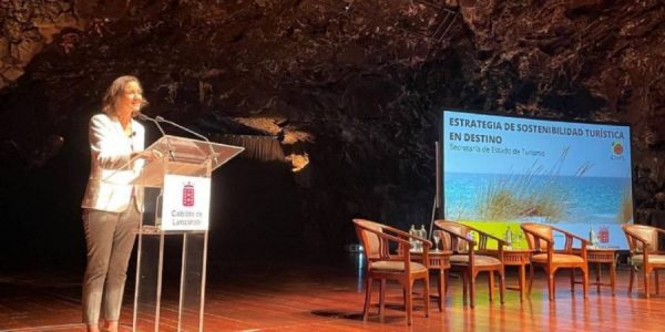 Reyes Maroto presentando la estrategia turística en el auditorio de Jameos del Agua el pasado lunes | MONCLOA