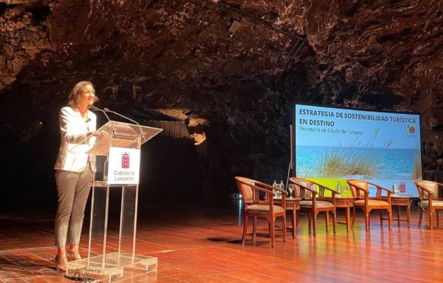 Reyes Maroto presentando la estrategia turística en el auditorio de Jameos del Agua el pasado lunes | MONCLOA