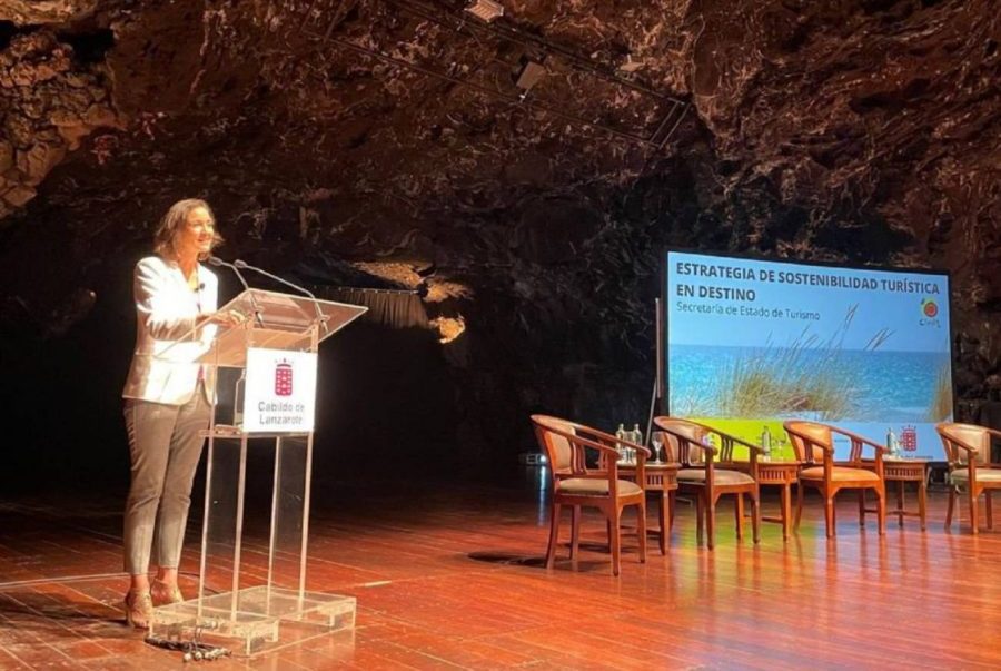 Reyes Maroto presentando la estrategia turística en el auditorio de Jameos del Agua el pasado lunes | MONCLOA