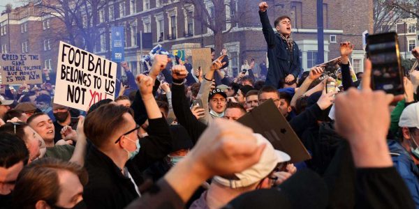 Aficionados británicos protestando contra la Superliga ayer | TVE