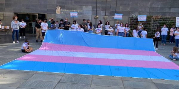Bandera trans desplegada por familias y menores trans en la sede del Gobierno de Canarias el pasado miércoles | CHRYSALLIS CANARIAS