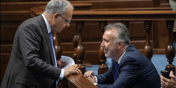 Casimiro Curbelo (izq.) y Ángel Víctor Torres conversan en el Parlamento de Canarias | Foto: ASG