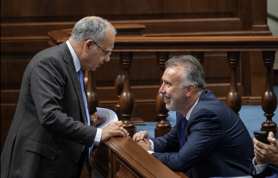 Casimiro Curbelo (izq.) y Ángel Víctor Torres conversan en el Parlamento de Canarias | Foto: ASG