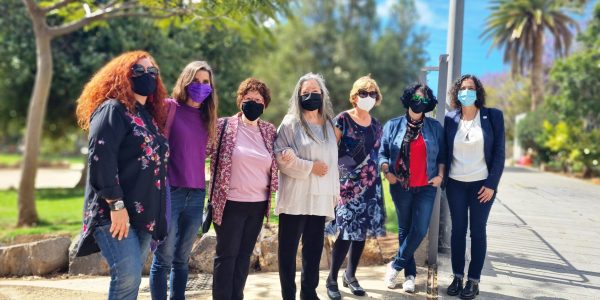 Autoras y directora de la colección. Isabel y Elsa en el centro | CONSEJERÍA DE CULTURA DEL GOBIERNO DE CANARIAS