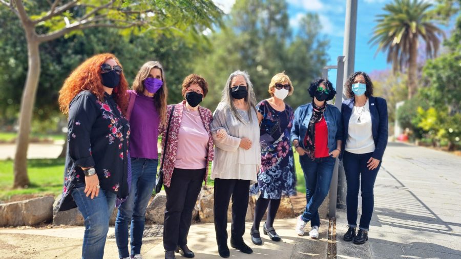 Autoras y directora de la colección. Isabel y Elsa en el centro | CONSEJERÍA DE CULTURA DEL GOBIERNO DE CANARIAS