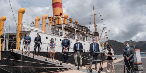 Representantes de la Marina Mercante y de la fundación embarcando en el correíllo el pasado abril | FUNDACIÓN CANARIA CORREILLO LA PALMA