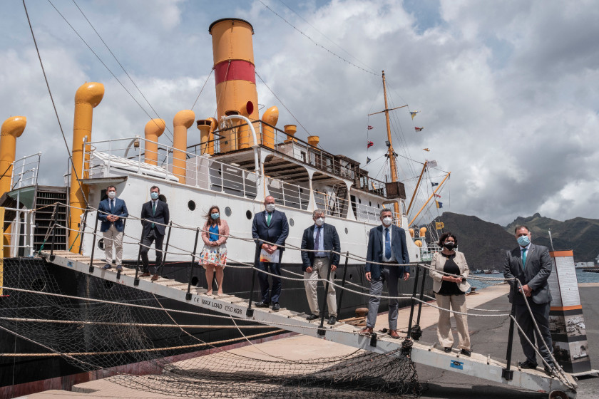 Representantes de la Marina Mercante y de la fundación embarcando en el correíllo el pasado abril | FUNDACIÓN CANARIA CORREILLO LA PALMA