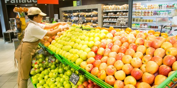 Trabajadora en la sección de frutas de un supermercado del grupop | DINOSOL