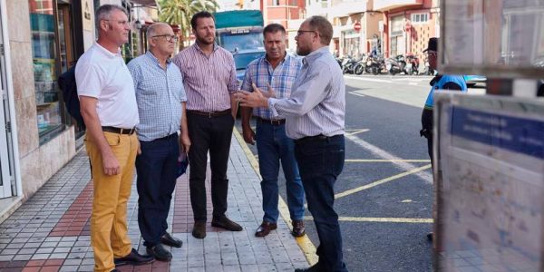 José Eduardo Ramírez (dcha.) reunido con representantes del taxi | ARCHIVO