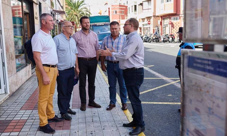 José Eduardo Ramírez (dcha.) reunido con representantes del taxi | ARCHIVO