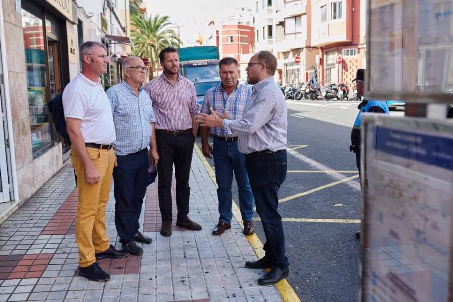 José Eduardo Ramírez (dcha.) reunido con representantes del taxi | ARCHIVO