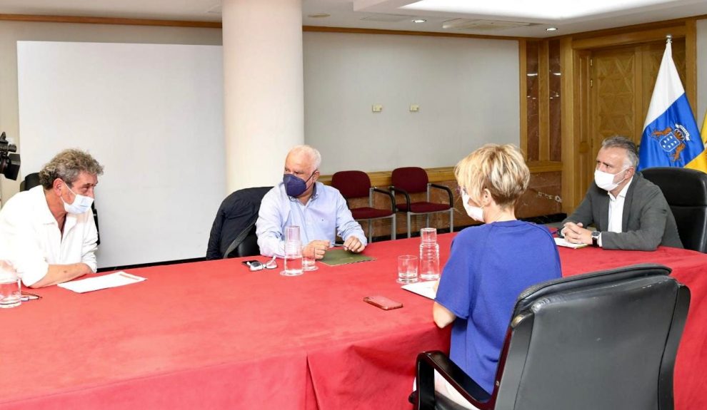 Manuel Navarro (centro) reunido con Elena Máñez y Ángel Víctor Torres (dcha.) el pasado abril | PRESIDENCIA DEL GOBIERNO DE CANARIAS