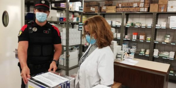 Rosa Márquez recibiendo una remesa de vacunas el pasado enero | CONSEJERÍA DE SANIDAD DEL GOBIERNO DE CANARIAS