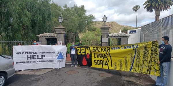 Miembros de la plataforma manifestándose ante la presentación del proyecto el pasado día 4 | SALVAR CHIRA-SORIA