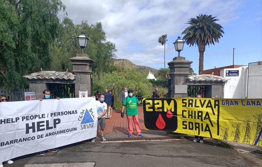 Miembros de la plataforma manifestándose el pasado martes | SALVAR CHIRA SORIA