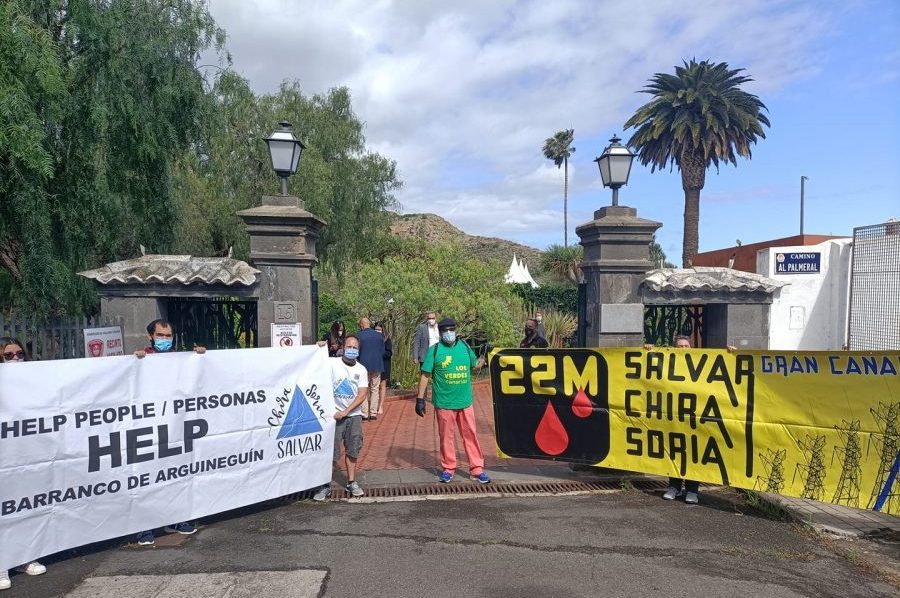 Miembros de la plataforma manifestándose el pasado martes | SALVAR CHIRA SORIA Miembros de la plataforma manifestándose el pasado martes | SALVAR CHIRA SORIA