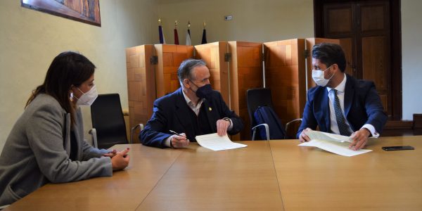 José Gómez Soliño (centro) con la concejal Yaiza López y el alcalde Luis Yeray Gutiérrez | AYUNTAMIENTO DE LA LAGUNA