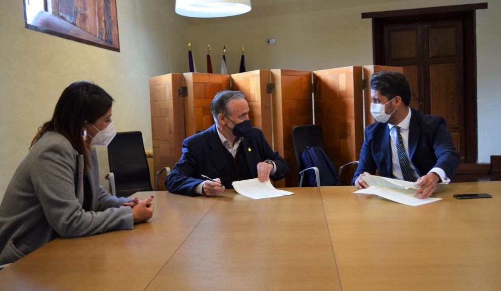 José Gómez Soliño (centro) con la concejal Yaiza López y el alcalde Luis Yeray Gutiérrez | AYUNTAMIENTO DE LA LAGUNA