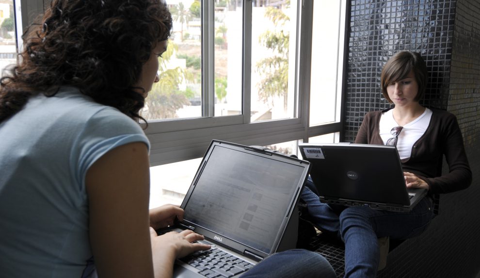Alumnas con sus ordenadores en los pasillos del campus de Humanidades | ULPGC