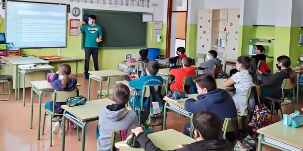 Alumnado y profesor en un aula | Foto: Gobierno de Canarias