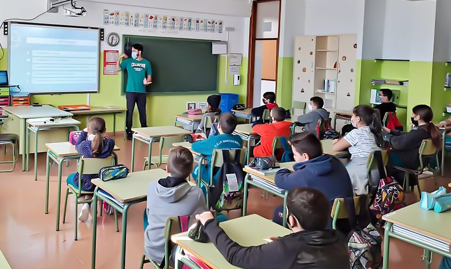 Alumnado y profesor en un aula | Foto: Gobierno de Canarias