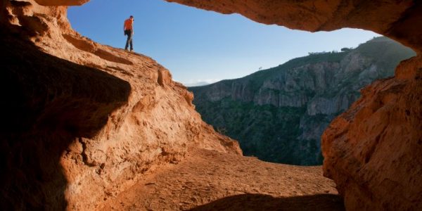 Turista en el paisaje canario | CONSEJERÍA DE TURISMO DEL GOBIERNO DE CANARIAS