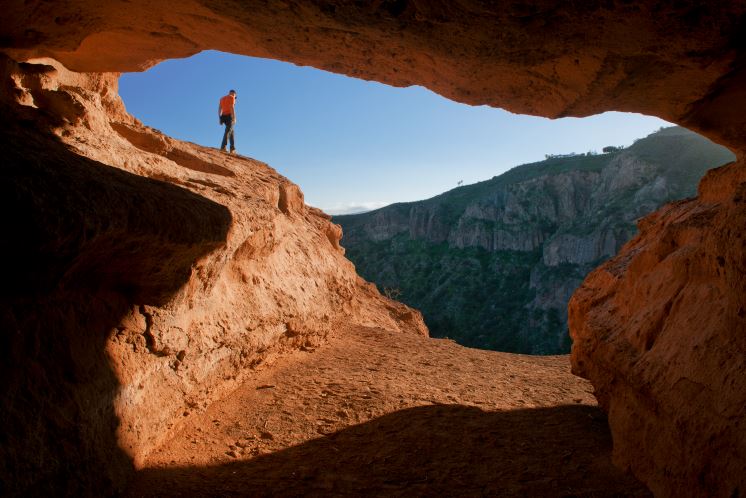 Turista en el paisaje canario | CONSEJERÍA DE TURISMO DEL GOBIERNO DE CANARIAS