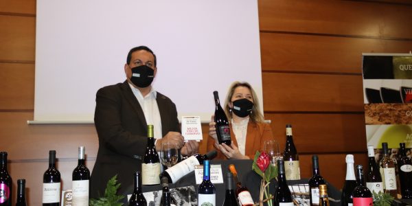 Basilio Pérez, director del Instituto Canario de Calidad Agroalimentaria (ICCA) y la consejera Alicia Vanoostende anunciando al galardonado el pasado mayo | CONSEJERÍA DE AGRICULTURA DEL GOBIERNO DE CANARIAS