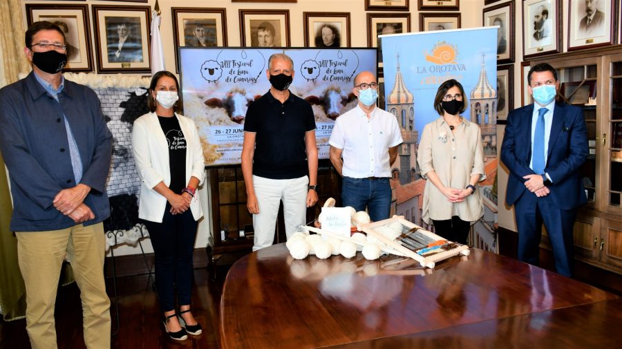 Presentación del festival con Lola Reyes (segunda de la derecha) | AYUNTAMIENTO DE LA OROTAVA Presentación del festival con Lola Reyes (segunda de la derecha) | AYUNTAMIENTO DE LA OROTAVA