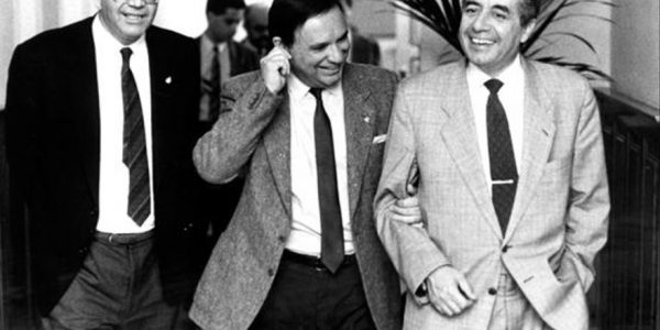 Fernando Fernández (centro) junto a Lorenzo Olarte en el Parlamento de Canarias en diciembre de 1988 | ARCHIVO