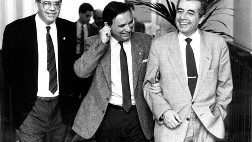 Fernando Fernández (centro) junto a Lorenzo Olarte en el Parlamento de Canarias en diciembre de 1988 | ARCHIVO