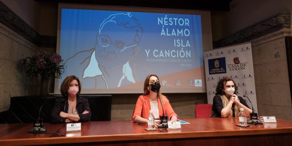 Elena Acosta (dcha.) con la concejala Encarna Galván y la consejera Guacimara Medina (centro) el pasado martes día 8 | CONSEJERÍA DE CULTURA DEL CABILDO DE GRAN CANARIA