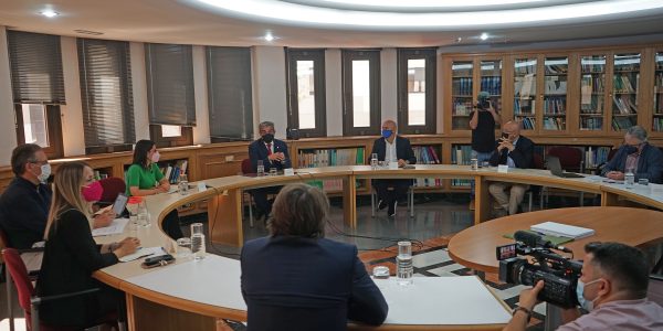 José Mª Mañaricúa (a la dcha. de Román Rodríguez) en reunión de las patronales turísticas el pasado miércoles | VICEPRESIDENCIA DEL GOBIERNO DE CANARIAS