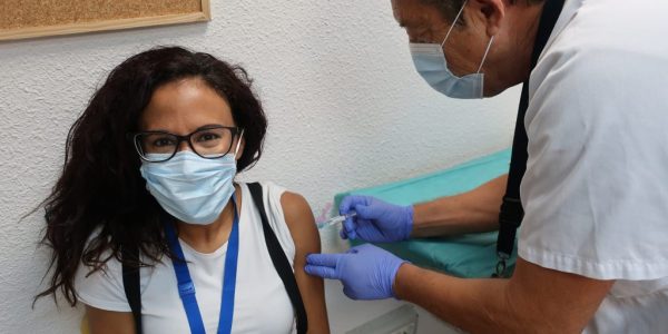 Natacha Sujanani vacunándose contra la gripe el pasado octubre | CONSEJERÍA DE SANIDAD DEL GOBIERNO DE CANARIAS
