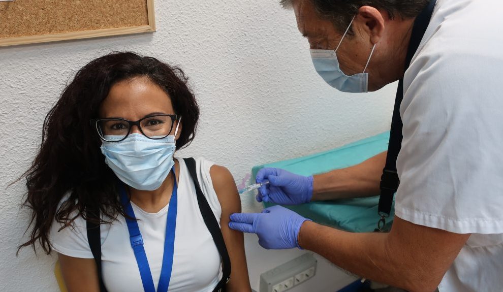 Natacha Sujanani vacunándose contra la gripe el pasado octubre | CONSEJERÍA DE SANIDAD DEL GOBIERNO DE CANARIAS