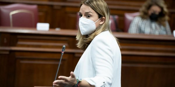 Noemí Santana en el Parlamento de Canarias | CONSEJERÍA DE DERECHOS SOCIALES DEL GOBIERNO DE CANARIAS