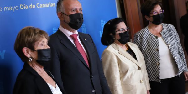 Ángel Víctor Torres con las tres premiadas. De izq. a dcha,: Mª Isabel Nazco, Mª del Rosario Álvarez y Dolores Corbella | PRESIDENCIA DEL GOBIERNO DE CANARIAS
