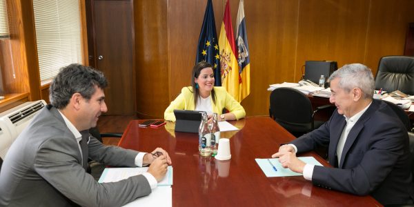 Abbas Moujir (dcha.) reunido con la consejería de Turismo en junio de 2020 | GOBIERNO DE CANARIAS