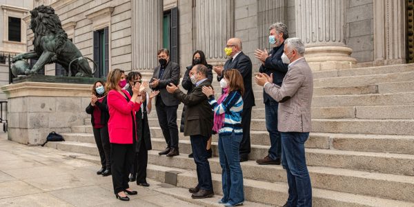 Teresa Ribera celebra la aprobación de la ley en el Congreso de los Diputados el pasado mayo | MINISTERIO PARA LA TRANSICIÓN ECOLÓGICA DEL GOBIERNO DE ESPAÑA