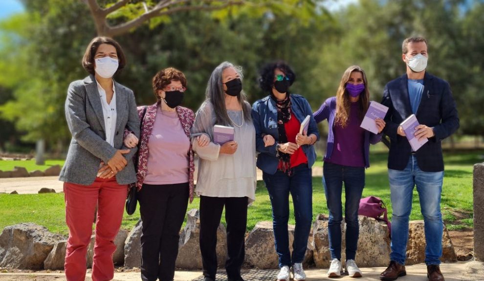 Algunas de las autoras con Blanca Hernández, junto a Juan Márquez Facundo, el pasado abril | GOBIERNO DE CANARIAS