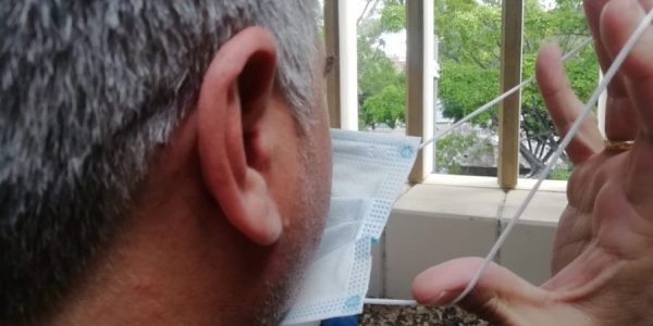 Persona poniéndose la mascarilla | CONSEJERÍA DE SANIDAD DEL GOBIERNO DE CANARIAS