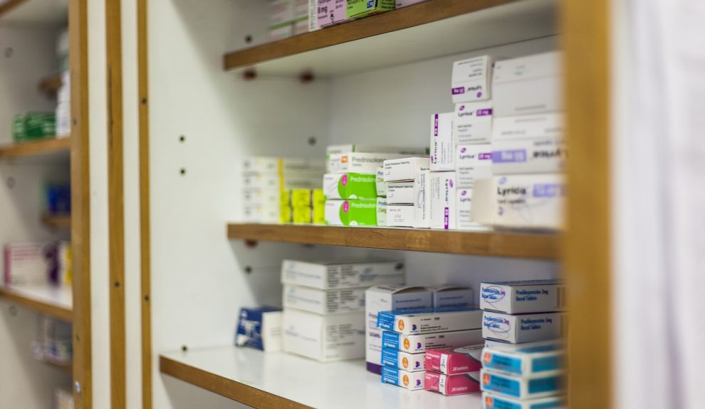 Estantes de medicinas en una farmacia | PIXABAY