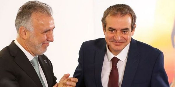 Francisco Moreno (dcha.) en su toma de posesión en 2019 con el presidente Torres | ARCHIVO